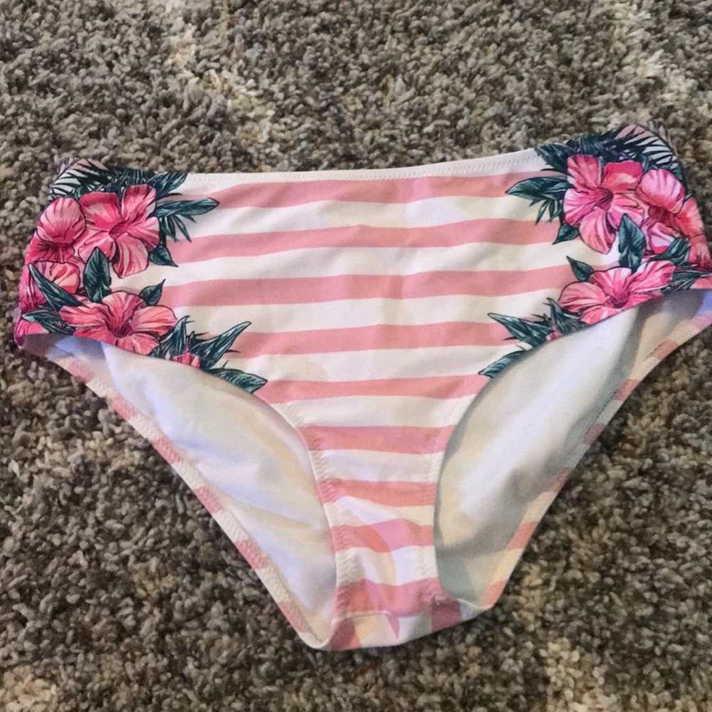 Cupshe suit - Picture 3 of 3